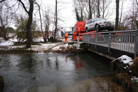 Auto nach Verkehrsunfall in Marchtrenk im Welser Mhlbach gelandet
