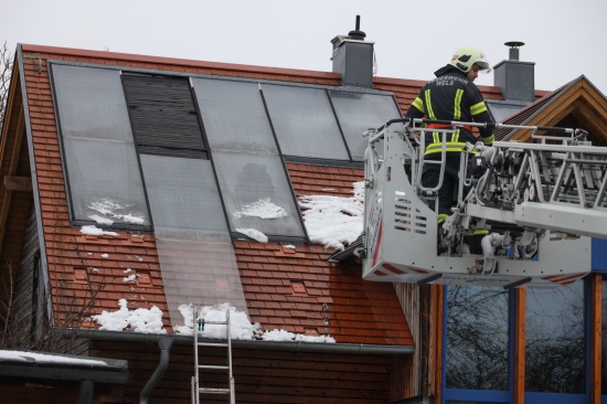 Abdeckplatte eines Solarkollektors drohte in Wels-Lichtenegg vom Dach eines Hauses zu strzen