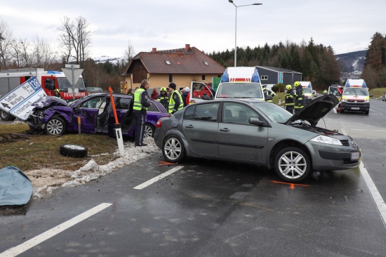 Schwerer Kreuzungscrash auf Pyhrnpass Strae bei Schlierbach fordert mehrere Verletzte