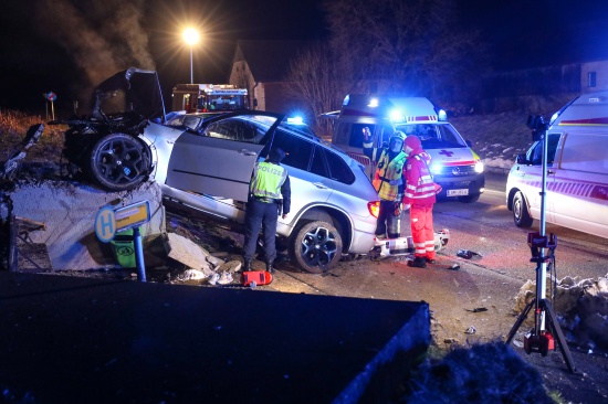 Auto bei Verkehrsunfall in Eberstalzell frontal gegen Buswartehuschen gekracht