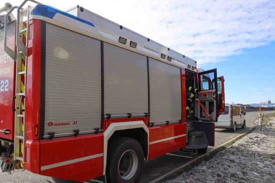 Rauchender Kleintransporter nach Motorschaden lste Einsatz auf Innkreisautobahn bei Meggenhofen aus