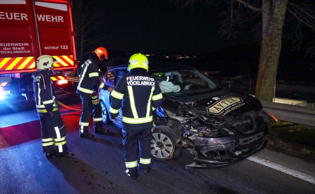 Verkehrsunfall zwischen zwei PKW in Vcklabruck fordert eine verletzte Person