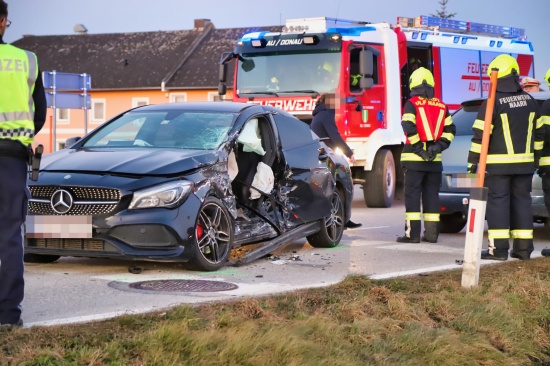 Kreuzungscrash zwischen PKW und LKW in Naarn im Machlande fordert eine verletzte Person