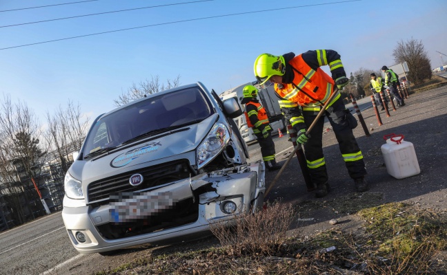 Aufrumarbeiten nach leichtem Verkehrsunfall auf Wiener Strae bei Marchtrenk