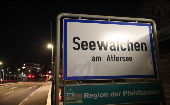 Feuerwehr bei Untersttzung des Rettungsdienstes in Seewalchen am Attersee im Einsatz