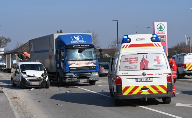 Kollision zwischen Kleintransporter und LKW in Eferding fordert einen Verletzten