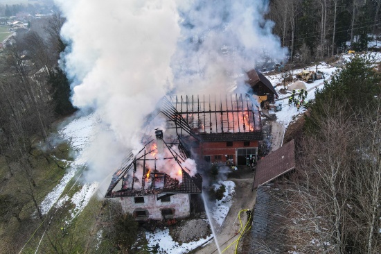 Neun Feuerwehren bei Grobrand eines landwirtschaftlichen Gebudes in Schlierbach im Einsatz