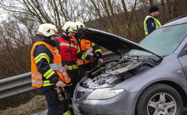 Zwei Feuerwehren bei PKW-Brand auf der Westautobahn bei Allhaming im Einsatz