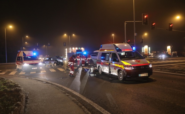 Verkehrsunfall zwischen PKW und Rettungsauto in Wels-Puchberg fordert zwei Verletzte