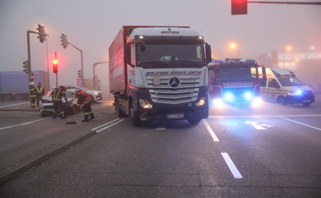 Schwere Kreuzungskollision zwischen LKW und PKW in Wels-Waidhausen