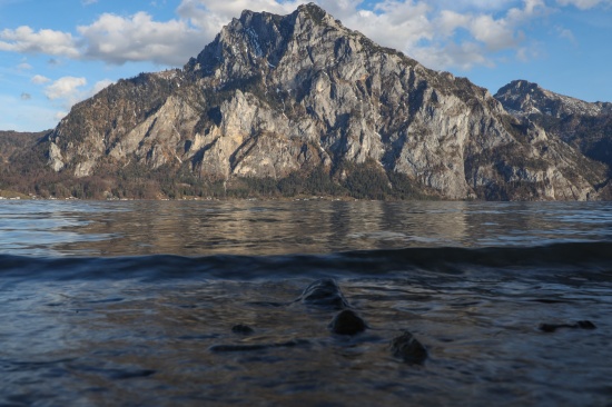 Person nach Sturz in Traunsee bei Gmunden leicht unterk�hlt gerettet