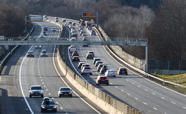 Auto auf Westautobahn bei Seewalchen am Attersee in Vollbrand