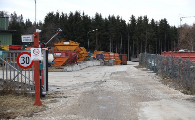 Einsatzkräfte zu Personenrettung bei Unternehmen in Pinsdorf alarmiert