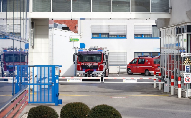 Feuerwehr bei Nachkontrolle nach Brand in einem Unternehmen in Wels-Vogelweide im Einsatz