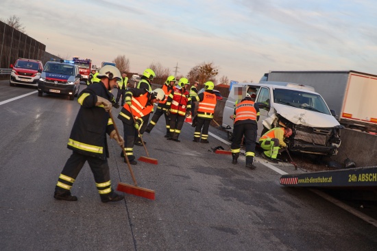 Sechs Kilometer langer Stau nach Verkehrsunfall mit drei Fahrzeugen auf Westautobahn bei Vorchdorf