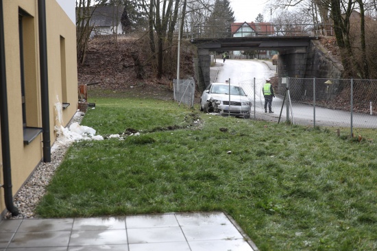 Auto bei Verkehrsunfall in Ried im Innkreis gegen Hausfassade gekracht