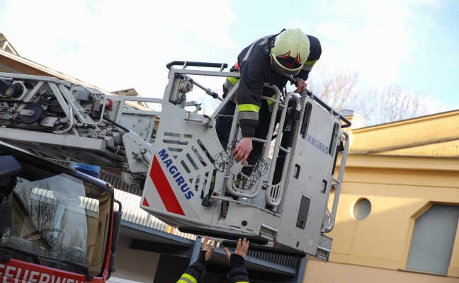 Feuerwehr bei Bergung einer Drohne aus einem Baum in Wels-Lichtenegg im Einsatz