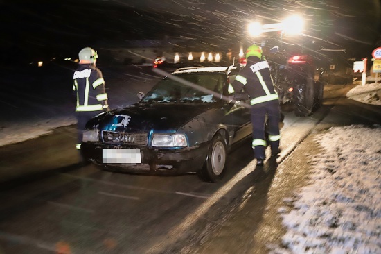 Lenker nach internem Notfall mit PKW in Heiligenberg gegen Baum gekracht