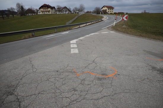 Schwerer Kreuzungscrash zwischen zwei Fahrzeugen in Ungenach