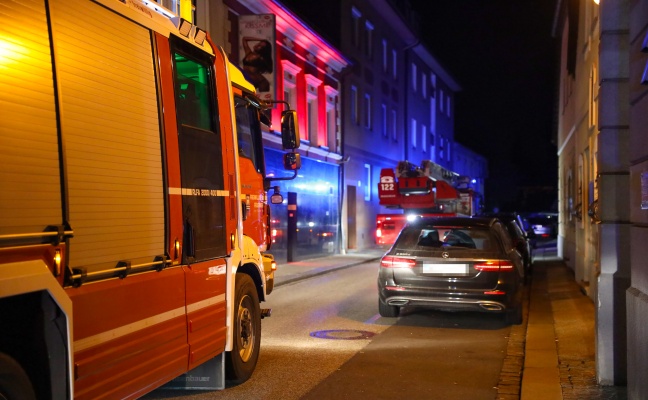 Kerze als Auslser: Einsatzkrfte zu vermutetem Wohnungsbrand in Wels-Innenstadt alarmiert