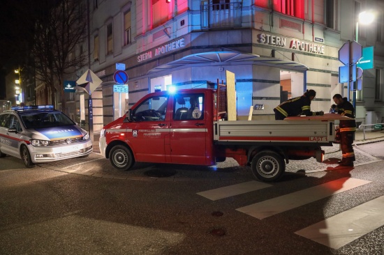 Feuerwehr im Einsatz: T�re einer Apotheke in Wels-Innenstadt eingeschlagen