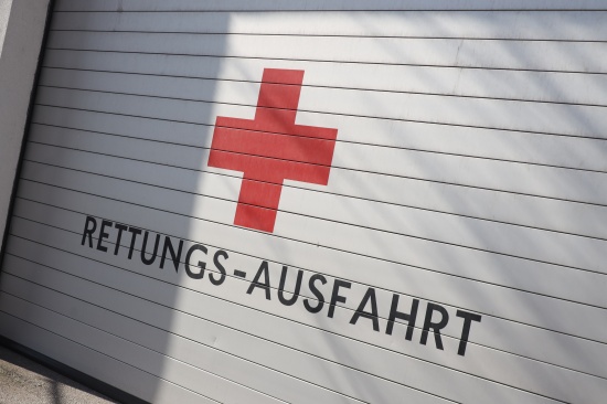 Sanit�terin und Bekannter des Patienten nach medizinischem Notfall in Wels von Hund gebissen