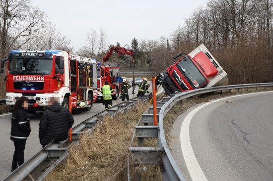 LKW mit 15.000 Blumen auf Pyhrnautobahn bei Ried im Traunkreis umgestrzt