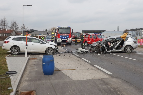 Frontalcrash auf Hausruckstrae bei Aurolzmnster fordert drei teils Schwerverletzte