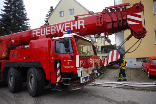 Wohnungsbrand in Linz-Bindermichl-Keferfeld zieht umfangreichen Einsatz nach sich