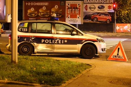 Kreuzungscrash mit Polizeiauto in Wels fordert zwei Leichtverletzte