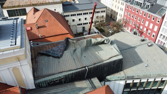 Dach des Landestheaters in Linz-Innere Stadt vom Sturm abgedeckt