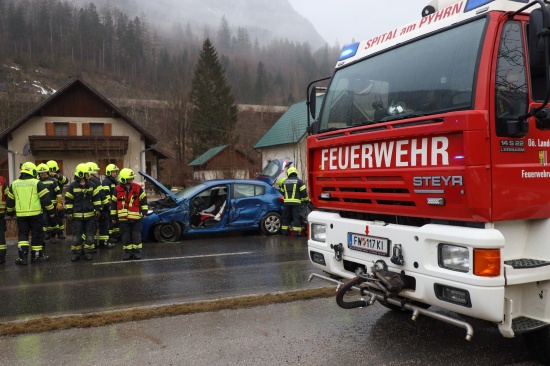 Kollision zwischen PKW und Bus auf Pyhrnpass Strae in Spital am Pyhrn fordert zwei Verletzte