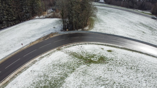 Auto auf Scharnsteiner Strae bei Inzersdorf im Kremstal gegen Bume gerutscht