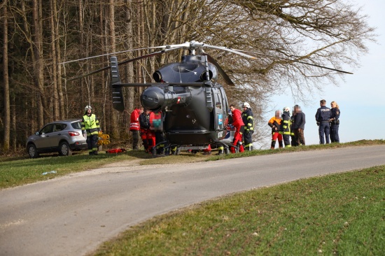 Notarzthubschrauber nach schwerem Forstunfall in Niederthalheim im Einsatz