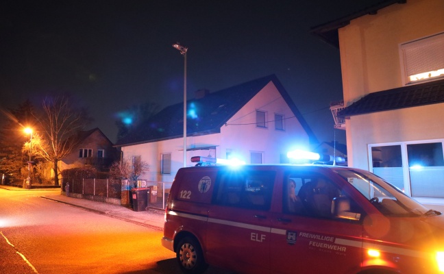 Feuerwehr sowie Techniker nach Brand einer Straenbeleuchtung in Wels-Neustadt im Einsatz