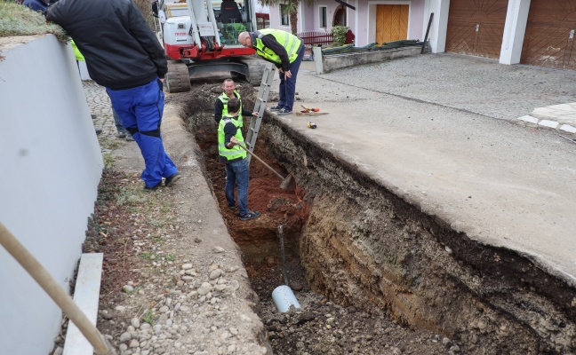 Gasleitung bei Bauarbeiten in einer Siedlungsstraße in Neuhofen an der Krems beschädigt