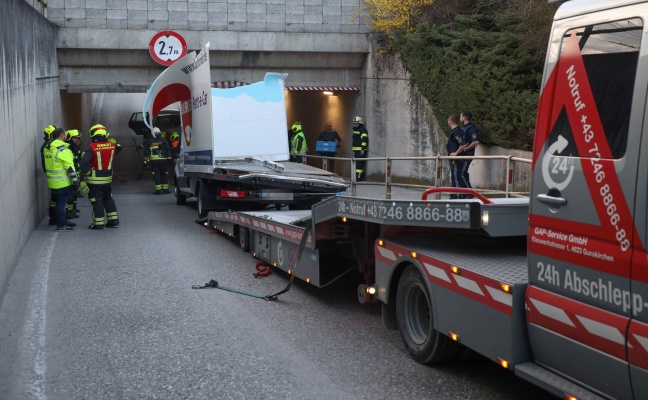 Aufbau regelrecht zerlegt: Kleintransporter steckte in Gunskirchen in Unterfhrung fest