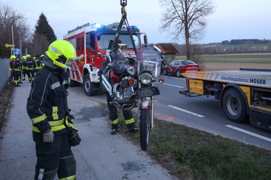 Motorradlenker bei Kollision mit Auto auf Kremstalstrae in Neuhofen an der Krems schwer verletzt