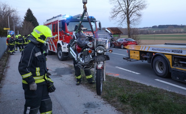 Motorradlenker bei Kollision mit Auto auf Kremstalstraße in Neuhofen an der Krems schwer verletzt
