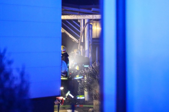 Brand in einem Gew�chshaus einer ehemaligen G�rtnerei in Wels-Pernau