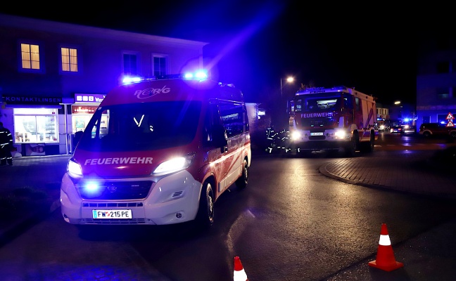 Zwei Feuerwehren bei Entstehungsbrand an einer Leuchtreklame in Perg im Einsatz