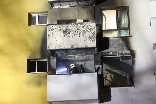 Ein Todesopfer sowie 25 gerettete Personen bei ausgedehntem Wohnungsbrand in Wels-Lichtenegg
