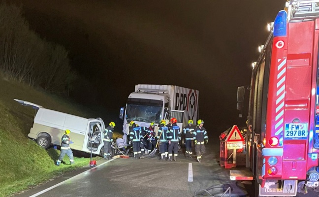 Tödliche Kollision zwischen Kleintransporter und LKW auf Altheimer Straße in St. Peter am Hart