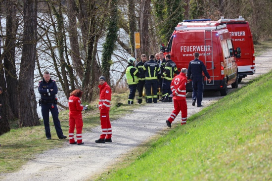 Tdliches Ereignis in Enns: Person durch Einsatzkrfte leblos aus der Enns geborgen