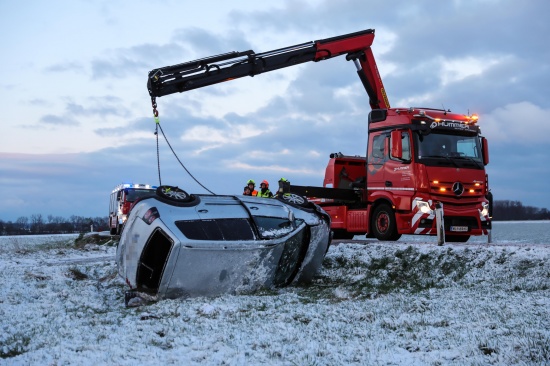 Autoberschlag bei winterlichen Fahrbedingungen in Marchtrenk