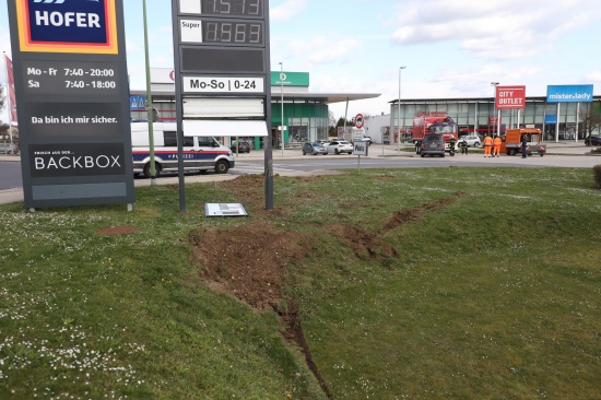 Auto kollidierte nach Kreuzungscrash in Wels-Neustadt mit Straenlaterne sowie Spritpreisanzeiger