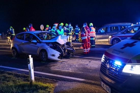 Kreuzungscrash auf Pyhrnpass Strae in Steinhaus fordert zwei Verletzte