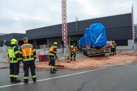 Geplatzter Hydraulikschlauch bei einem Schwertransport in Marchtrenk