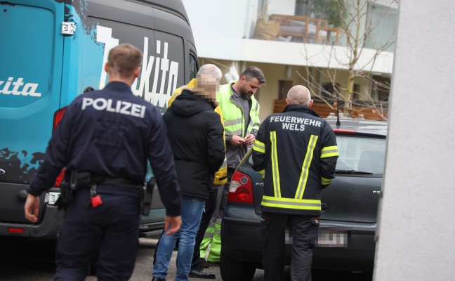 Eingeschlossenes Kind in Wels-Innenstadt durch Feuerwehr und Pannendienst aus Auto gerettet