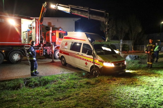 Missgeschick bei Wendemanver: Rettungsfahrzeug in Wels-Lichtenegg in aufgeweichte Wiese eingesunken